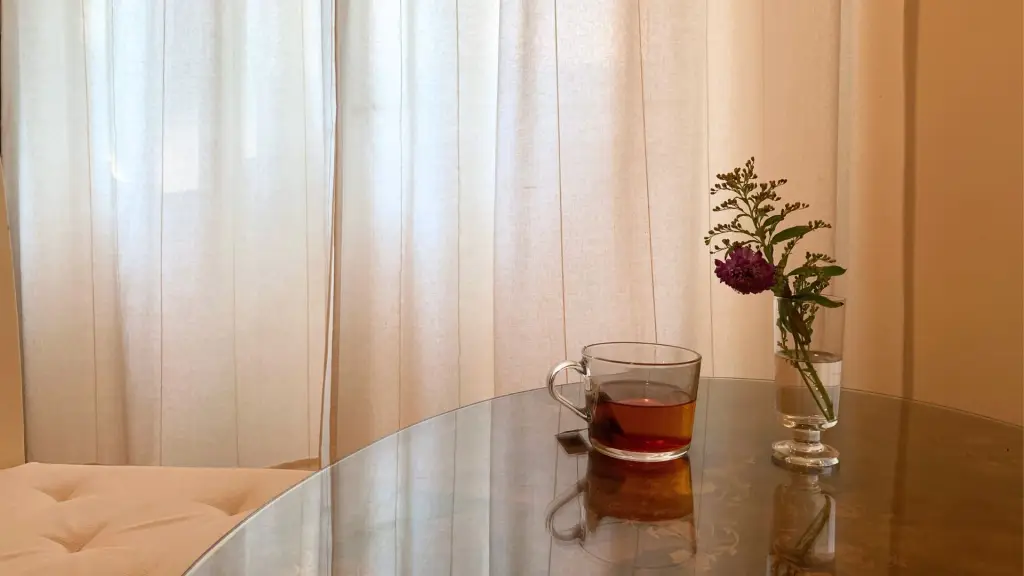 Consultation table with tea and flowers at Meditazione Milano